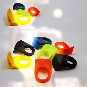 Accesorios de Bar, Clip para Margaritas de Plástico Azul y Amarillo - Soporte para Vasos de Margarita/Clip para Cerveza - Product Image 4