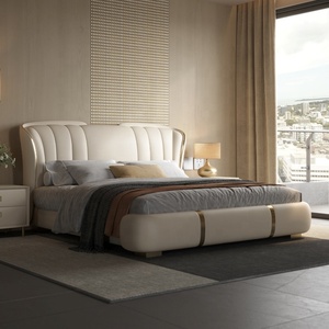 Cadre de lit capitonné de luxe - Lit king size en cuir de style moderne crème avec incrustations métalliques dorées pour ensemble de meubles de chambre principale - Product Image 1