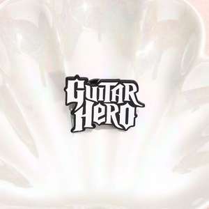 Großhandel Serie Design Benutzer definierte Metall Hut Pin Kleidung Revers Nette Cartoon Anime Brief Logo Gold Metall Hart Emaille Anstecknadel - Product Image 2