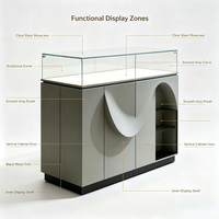 Vitrine sculpturale incurvée sur mesure, vitrine en verre transparent, armoire grise et base en métal noir, pour l'affichage de produits de luxe