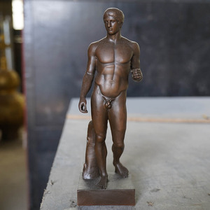 Statuetta Artigianale in Bronzo di Piccolo Atleta Greco Doryphoros per Decorazione Casa e Ufficio - Product Image 1