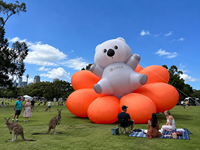 Koala géant gonflable de dessin animé sur fleur orange, personnage gonflable de qualité commerciale, publicité gonflable, décoration animale gonflable