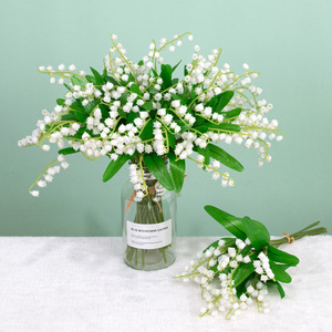 Bouquet de lys artificiels Gardenia et muguets blancs en plastique et soie pour mariage et décoration intérieure - Product Image 1