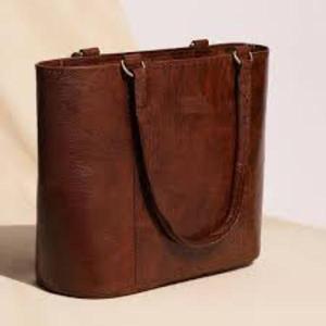 Sac à bandoulière en similicuir tendance pour femmes avec texture raffinée et capacité pratique pour transporter les essentiels personnels - Product Image 1