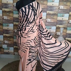 Elegante Sari de satén rosa para mujer Estilo de moda india Serigrafía impresa con diseño negro abstracto para fiesta de boda por VIC - Product Image 1