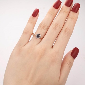 Anillo de Compromiso de Plata de Ley 925 con Diseño de Cruz y Alexandrita Ovalada de 1.00CT - Product Image 4