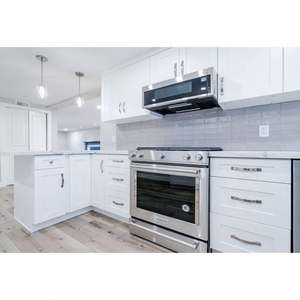 Armoires de cuisine modulaires blanches sur mesure, nouveau design de meubles de cuisine, rangement et garde-manger avec plan de travail en pierre - Product Image 2