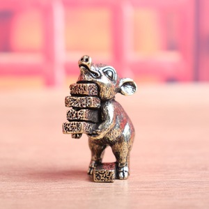 1 pz. Simpatico Ornamento Zodiacale in Ottone a Forma di Maiale che Solleva Mattoncini, Oggetto Vintage Solido per Decorazione Scrivania, Tea Pet, Artigianato, Ornamenti in Rame - Product Image 1