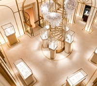 Design d'intérieur de salle d'exposition de bijoux de luxe de style français, couleur or champagne, avec kit complet de mobilier clé en main, éclairage LED et spirale centrale