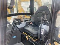 Excavatrice d'occasion Cat CAT302 de 2 tonnes, 90% neuve, d'origine, avec certifications EPA et CE, pour usage agricole, à bas prix.