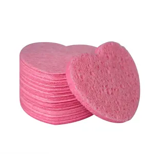 Spugna in cellulosa rosa a forma di cuore per la pulizia del viso
