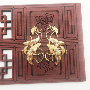 Colgante de cobre puro chapado en oro con diseño de grulla y rama de pino, estilo antiguo, para uso diario. - Product Image 1