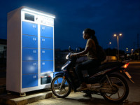 Armoire de remplacement de batteries en libre-service 10 emplacements, disponible la nuit, avec recharge PD, étanche IP54, paiement par QR/code ou carte, pour Boda Boda africain