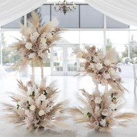 Composition florale exquise pour réception, anneau de fleurs décoratif, toile de fond de scène en forme de lune, arche de mariage