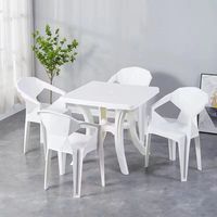 Ensemble table et chaises en plastique robuste et épais pour usage extérieur, résistant à l'eau et au soleil, idéal pour la plage, les barbecues, les marchés nocturnes et les restaurants.