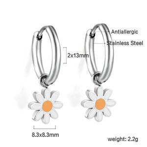 Pendientes de Aro Pequeños de Acero Inoxidable con Diseño de Margarita, Estilo Creativo, Simple, Delicado y Dulce, para Mujer, Estilo Europeo y Estadounidense - Product Image 2