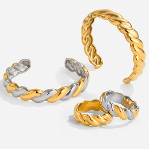 Pulsera de Espiral Trenzada en Oro y Plata con Textura de Bloques de Color, Joyería Unisex - Product Image 1