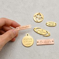 Plaques nominatives en alliage de zinc, gaufrées 3D, lavables, rectangulaires, en rouleau, étiquettes personnalisées en métal avec logo pour vêtements, sacs, chaussures