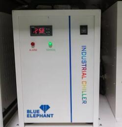 Máquina de limpieza láser de alto rendimiento de costo 300W Limpiador láser de mano para superficie de material metálico - Product Image 6