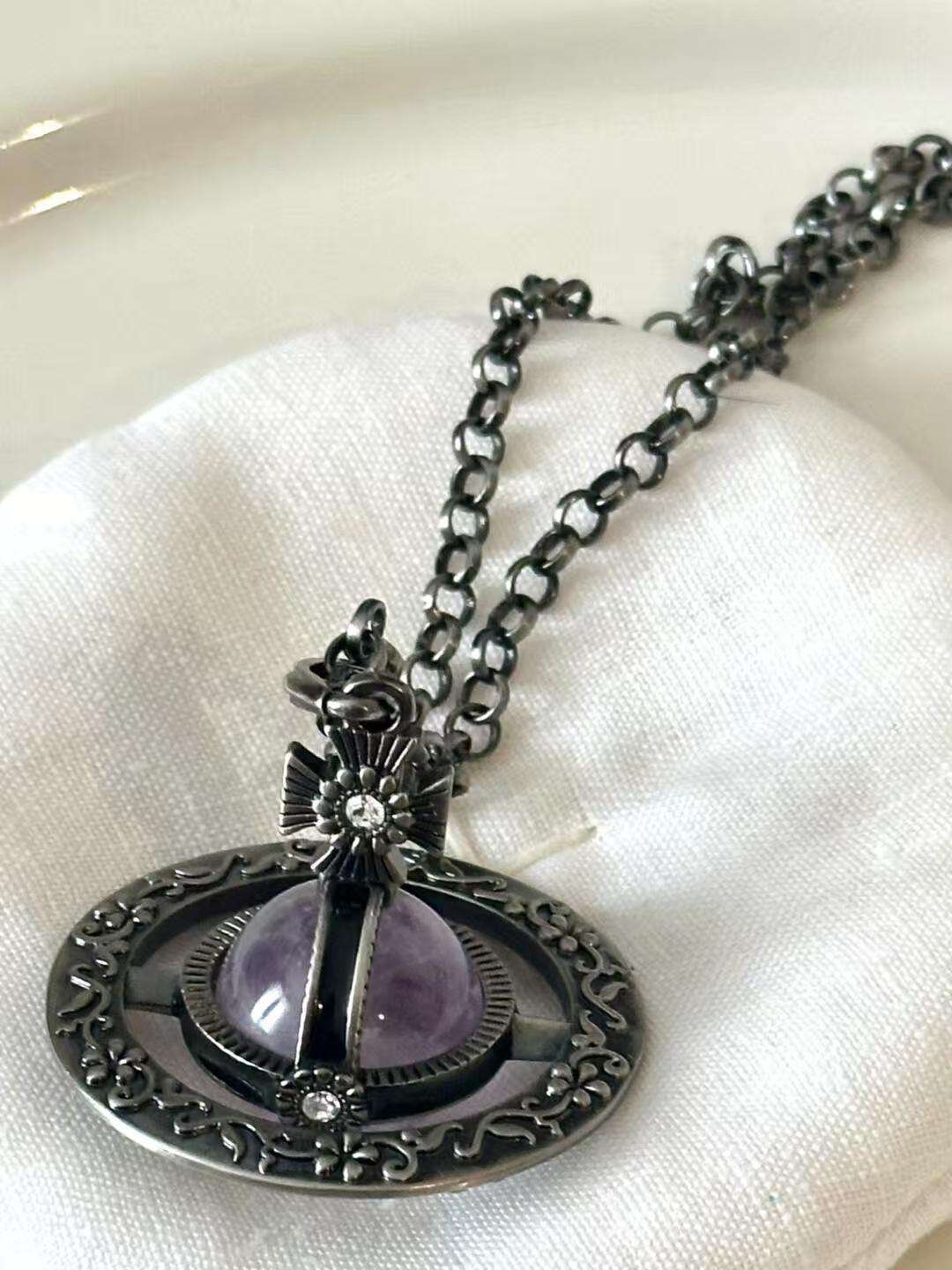 Collar con bola púrpura tallada en negro [grande]