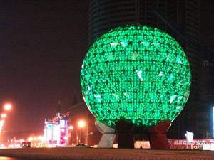 จอแสดงผล LED ทรงกลมสีเงินแบบกำหนดเอง P1.86 เส้นผ่านศูนย์กลาง 0.5 เมตร รูปทรงลูกโลก 3 มิติ สำหรับห้องจัดแสดงนิทรรศการ ติดตั้งบนเพดานภายในอาคาร ความละเอียด 4K - Product Image 4