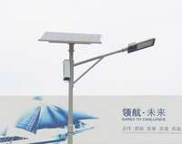 Lampe solaire LED pour rue fabriquée en Chine avec batterie au phosphate de fer lithium, alimentation CC/CA, étanche IP65 pour l'éclairage routier