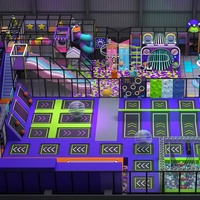 Équipement complet de terrain de jeux intérieur, thème néon multi-activités, trampolines Chevron, toboggans ondulés et spirales, mur de tir, KITCHEN