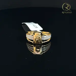 Bague élégante en or pour homme avec un design d'emblème unique et des accents de diamants sur les côtés, bijou de luxe pour la mode moderne - Product Image 2