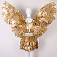 Costume de luxe avec ailes d'ange dorées en plumes, jupe en plumes, tenue de défilé de mode, Halloween, carnaval, performance scénique, cosplay