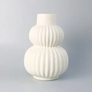 モダンクリエイティブラウンドホワイトセラミック花瓶マット艶をかけられた花瓶ホームホテルオフィス結婚式の装飾磁器ギフト