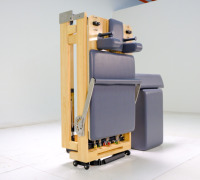 Reformer de Pilates pliable, équipement portable avec boîte d'assise et système de fixation, conçu pour un entraînement complet, en chêne.