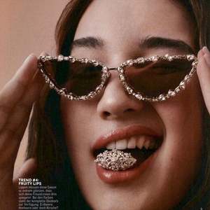 Lunettes de soleil œil de chat triangulaires de luxe 2025 avec diamants, protection UV400, branches métalliques, pour femme, avec strass - Product Image 1