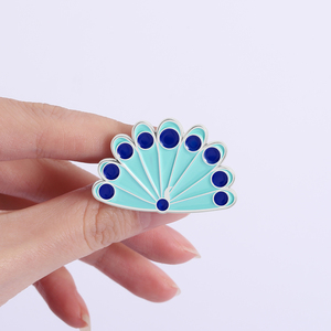 Broches de Esmalte con Diseño de Cola de Pavo Real de Anime, Broche de Película Animada de Fantasía, Insignia para Bolsos y Solapas, Joyería, Regalo al por Mayor - Product Image 4