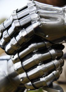 Guantes de acero premium estilo reloj de arena inspirados en el diseño de armadura del siglo XIV, hechos a mano, protección para manos de caballero, colección decorativa - Product Image 5
