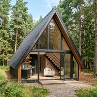 Maison préfabriquée moderne en forme de A, cabane modulaire de luxe avec façade en verre pour l'hébergement des invités des stations de montagne, petite maison