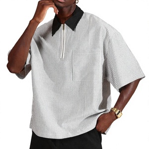Polo de hombre a rayas con media cremallera y bolsillo, camisa casual tejida de manga corta con cuello en contraste, venta al por mayor - Product Image 4