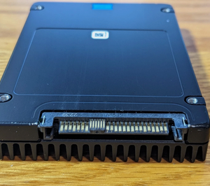 SSD de Alta Eficiencia para MTFDKCC3T8TFR 0NDK2D / NDK2D Micron 7450 Pro 3.2TB PCIe 4.0 NVMe 2.5'' SSD de Alta Eficiencia para MTFDKCC3T - Product Image 3