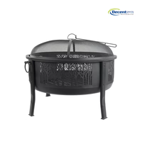 Brasero d'extérieur en fer noir mat, cylindrique, avec silhouette de forêt découpée au laser et écran en maille bombée, sur 3 pieds