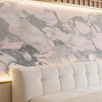 Style artistique romantique, grande dalle de marbre naturel gris-rose mélangé, idéale pour les espaces commerciaux créatifs.