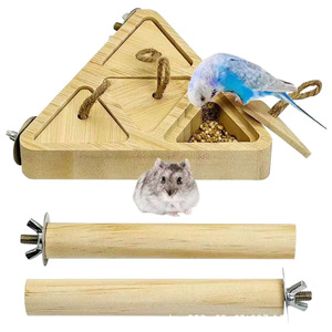 Jouet de forrage triangulaire en bois Lingyue pour oiseaux avec perchoir, couleur bois naturel, design durable - Product Image 1