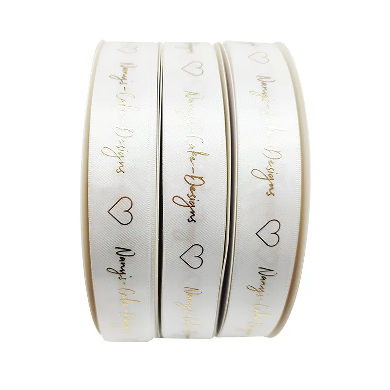 Individuelle Farben 3D-Goldfolie bedruckte Polyester-Seiden-Satin-Bandqualität personalisiert mit geprägtem Logo für Hochzeiten und Bogen