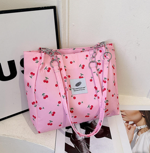 กระเป๋าผู้หญิงแฟชั่นใหม่รับฤดูใบไม้ผลิ ความจุเยอะ ลายเชอร์รี่สดใส สะพายไหล่เดียวหรือถือใต้วงแขน ใช้สำหรับช้อปปิ้ง - Product Image 3