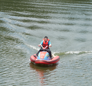 Moto d'Acqua Gonfiabile Elettrica in PVC per Adulti, Attrazione Acquatica per Piscine e Laghi - Product Image 6