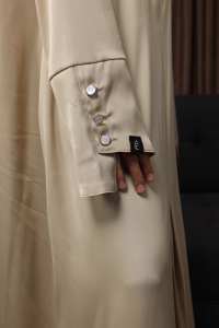 Conjunto de Abaya de Seda Real Serene Ethereal Heaven con Pañuelo Cuadrado Compatible con Wudhu para Uso Diario y Modesto - Product Image 3