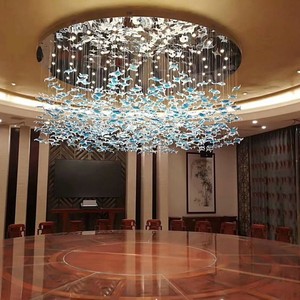 Lustre suspendu bleu sur mesure de luxe, grand modèle, pour plafonds hauts, éclairage personnalisé, chandeliers en verre pour hôtels et centres commerciaux - Product Image 2