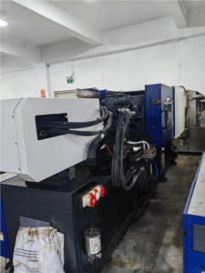 Machine haïtienne de moulage par injection de plastique horizontale MA1200 de deuxième génération pour fabriquer des moules en plastique entièrement automatiques en vente - Product Image 2