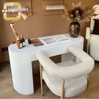 Station de manucure en bois peinte sur mesure pour une personne avec lampes de ventilation et ensemble de chaises pour les fournisseurs de meubles de salon de manucure