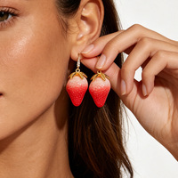 Nouvelle Collection Été 2026 : Boucles d'oreilles pendantes en résine électroplaquée à pois fraises, style minimaliste doux et éclatant