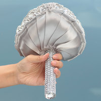 Bouquet de mariée de luxe en cristal en forme de cœur, fleur artificielle en soie avec support de fleur en diamant pour la décoration de la mariée
