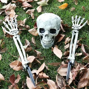 Pali del prato inglese del cortile dello Zombie del palo dello scheletro di Halloween della poliresina con le decorazioni del cortile della faccia e delle braccia della testa